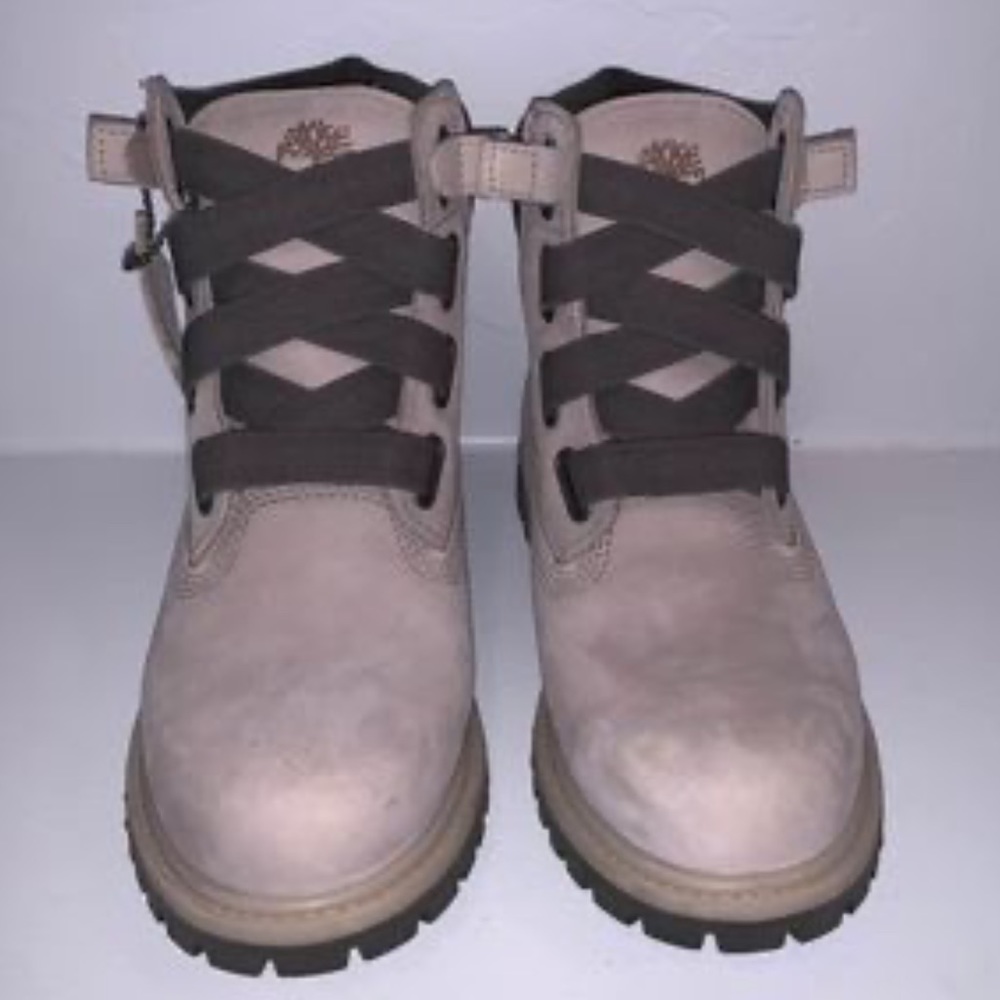 Women’s size 6 nearly new Timberland boots.